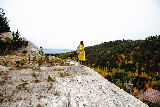 Un touriste dans un imperméable