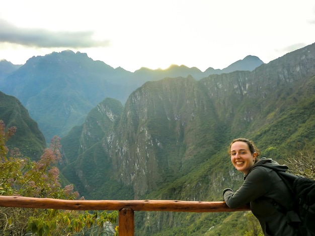 Une touriste dans les ruines incas de Machupicchu à Cusco - Pérou