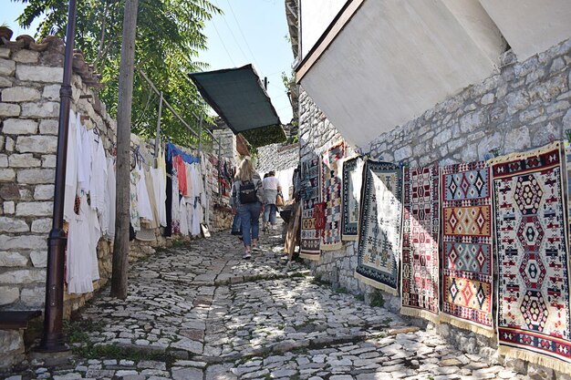 Touriste dans les vieilles ruelles de la ville de Berat, Albanie, vieille de 2400 ans