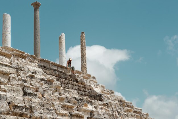 Photo touriste dans de vieilles ruines