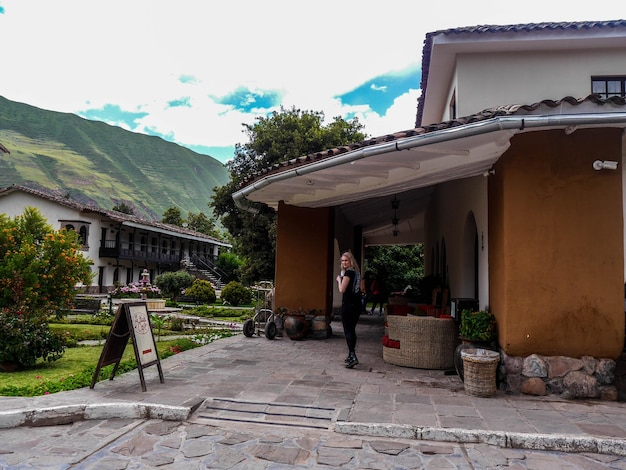 Touriste dans un village de la Vallée Sacrée des Incas dans la ville de Cusco