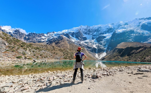 Touriste debout devant la lagune Humantay Cusco Pérou