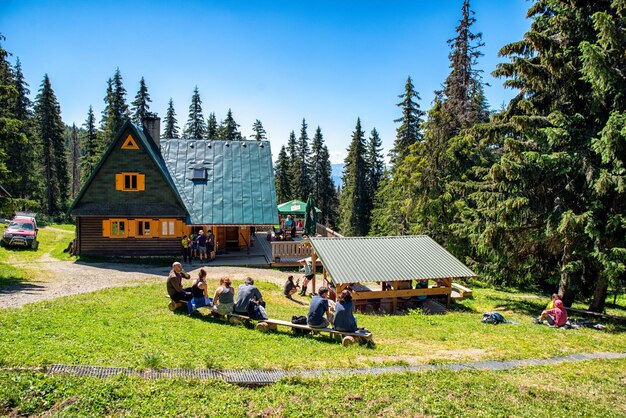 Touriste devant un chalet appelé Chata Pod Naruzim dans les Tatras occidentales en Slovaquie