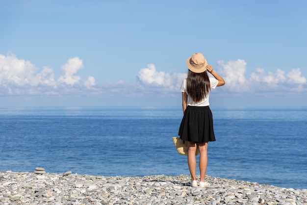 Une touriste est allée à la plage de pierre de Manbo à Hualien.