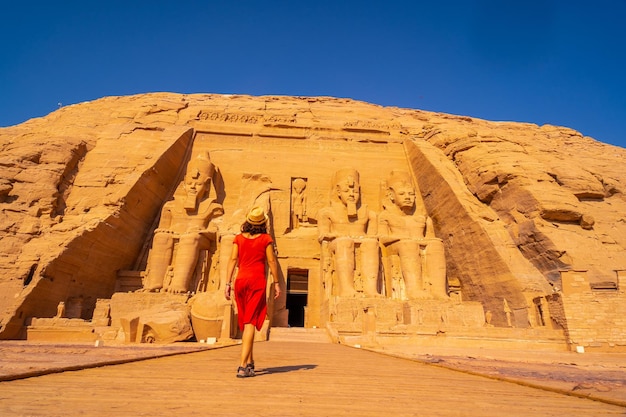 Un touriste européen en robe rouge au Temple d'Abou Simbel dans le sud de l'Égypte