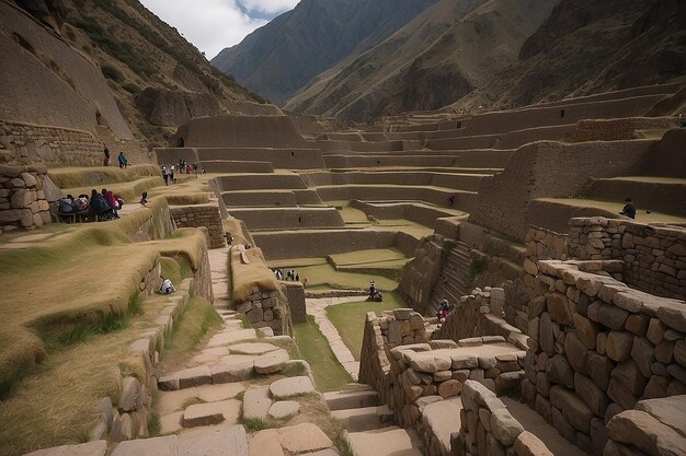 Photo touriste explorant les sentiers inca et le site archéologique de la vallée sacrée d'olantaytambo