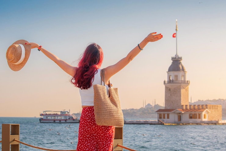 Photo une touriste explore istanbul en admirant l'architecture emblématique de la tour de la jeune fille sur la toile de fond du paysage urbain vibrant