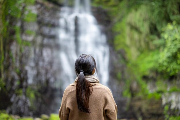 Une touriste fait une randonnée pour voir la cascade de Wufengqi à Yilan, à Taïwan.