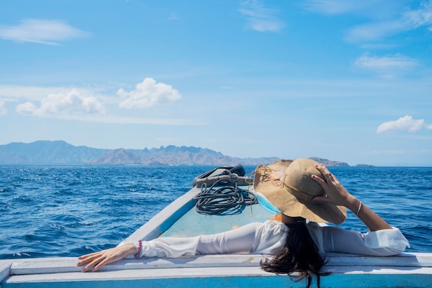 Touriste féminine bénéficiant d’un magnifique paysage marin