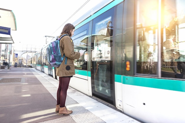 Photo la touriste de fille attend le train