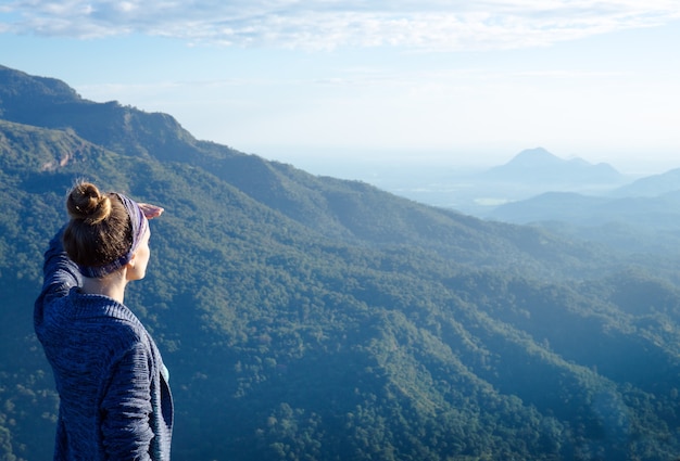 Touriste de fille au sommet de la montagne au Sri Lanka