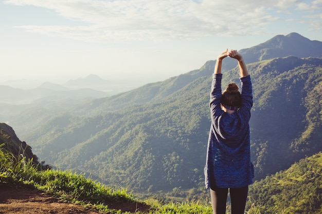 Touriste de fille au sommet de la montagne dans les rayons de l'aube, Sri Lanka