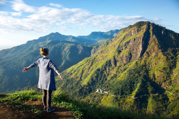 Touriste de fille au sommet de la montagne dans les rayons de l'aube, Sri Lanka