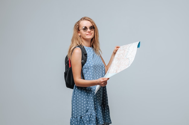 Touriste fille avec un sac à dos à la carte