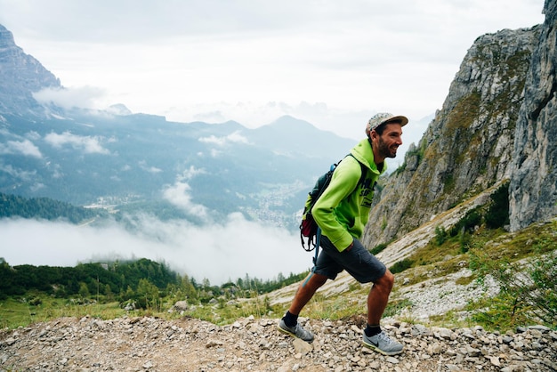 touriste sur le fond de la montagne Civetta dans les Dolomites Italie