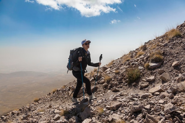 Touriste grimper le mont Ergies grand stratovolcan entouré de nombreux évents monogénétiques et dômes de lave