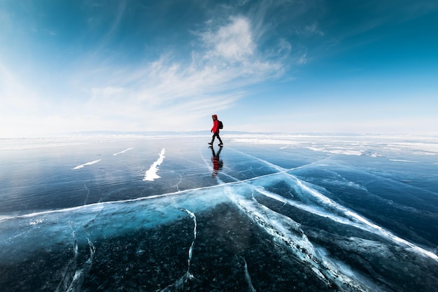 Touriste homme marchant sur la glace du lac Baïkal Paysage d'hiver du lac Baïkal Russie