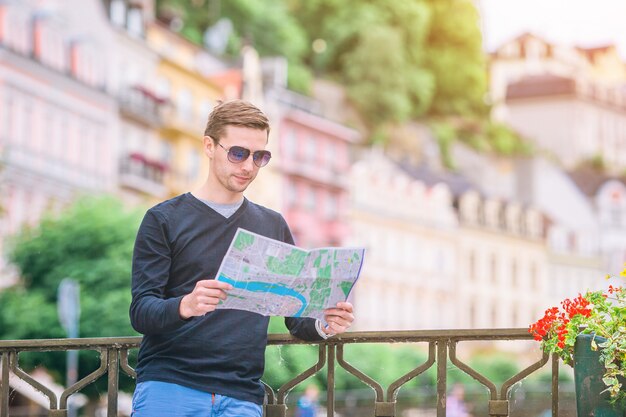 Touriste homme en plein air dans le village italien en vacances