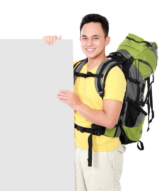 Touriste homme randonneur avec tableau blanc