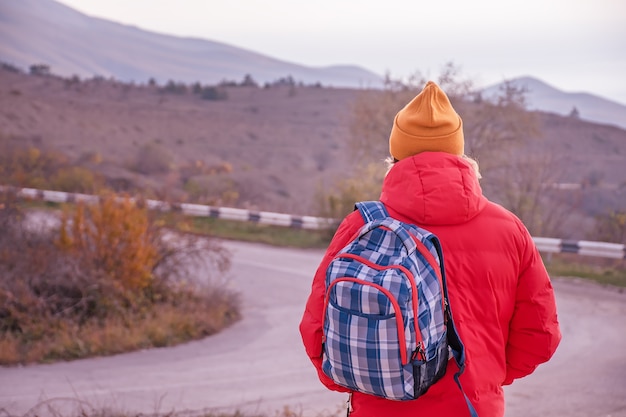 un touriste inconnu avec un sac à dos se tient le dos dans un bel endroit