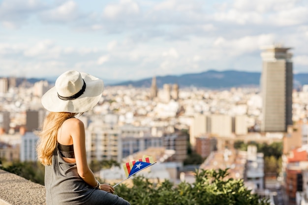 Touriste de jeune femme dans le chapeau appréciant la grande vue de paysage urbain sur Barcelone