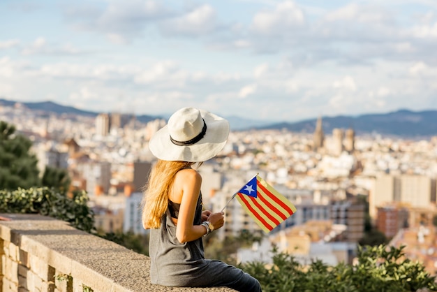 Touriste de jeune femme dans le chapeau appréciant la grande vue de paysage urbain sur Barcelone