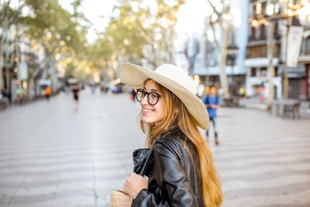 Touriste de jeune femme dans le chapeau marchant sur le boulevard piétonnier célèbre dans la ville de Barcelone