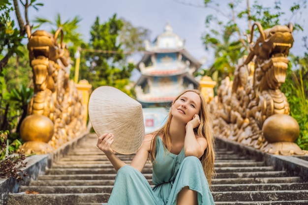 Photo touriste de jeune femme dans un chapeau traditionnel vietnamien se rend au vietnam