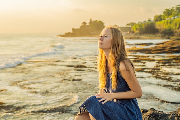 Touriste de jeune femme sur le fond de Tanah Lot - Temple dans l'océan. Bali, Indonésie