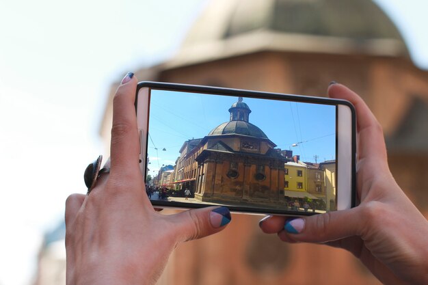 Touriste de jeune femme prendre une photo sur le téléphone portable