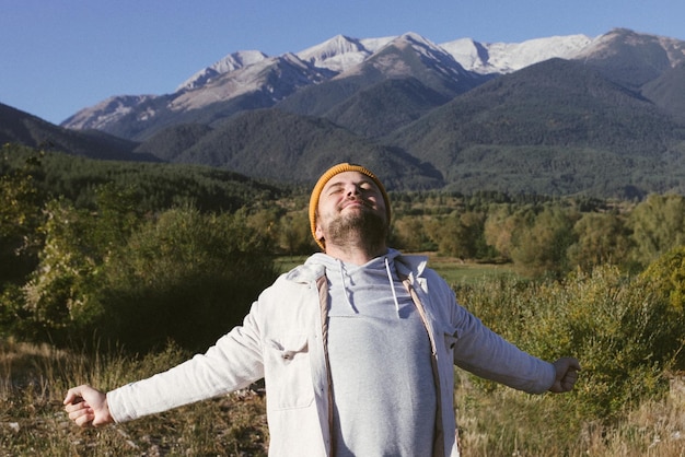 Photo touriste joyeux en automne