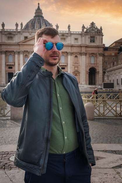 Photo touriste masculin à la basilique saint-pierre dans la ville du vatican