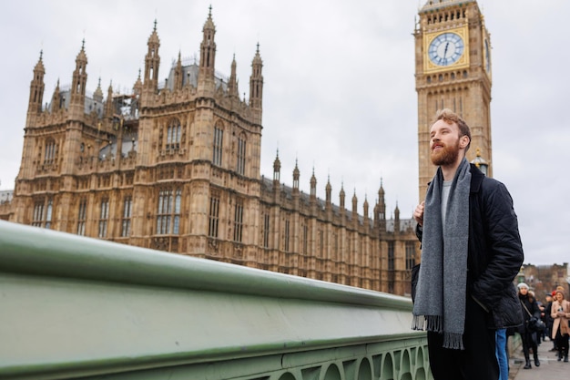 Touriste masculin élégant sur le fond de Londres Big Ben