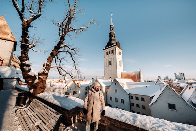 Touriste masculin à l'extérieur en hiver dans la vieille ville de Tallinn.Estonie