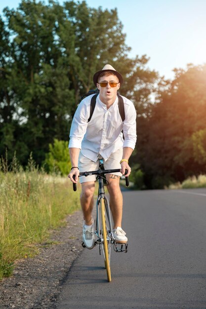 Touriste masculin à vélo enthousiaste à cheval