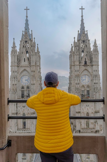 Touriste observant la Basilique Vote National Quito