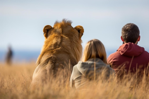 touriste observant une paire de lions se déplaçant dans les prairies de la réserve nationale de Masai Mara