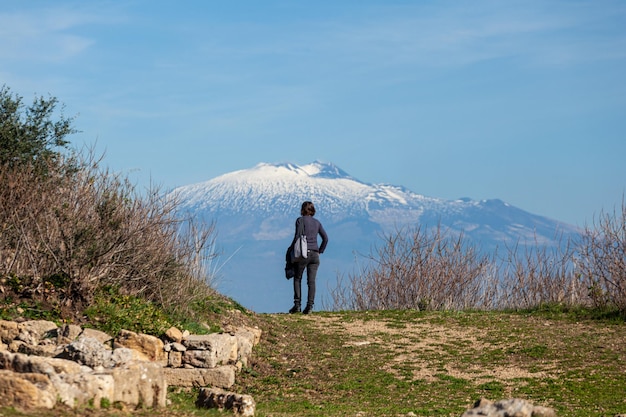 Un touriste observe le volcan Etna