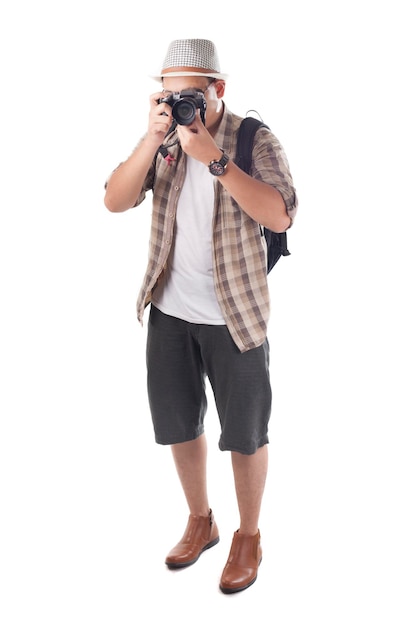 Un touriste photographe à dos asiatique prend des photos avec son appareil sans miroir.