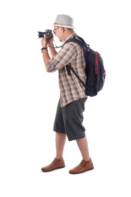 Un touriste photographe à dos asiatique prend des photos avec son appareil sans miroir.