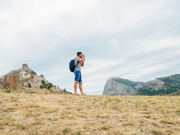 touriste photographiant le paysage le jour de la nature sur un sac à dos professionnel