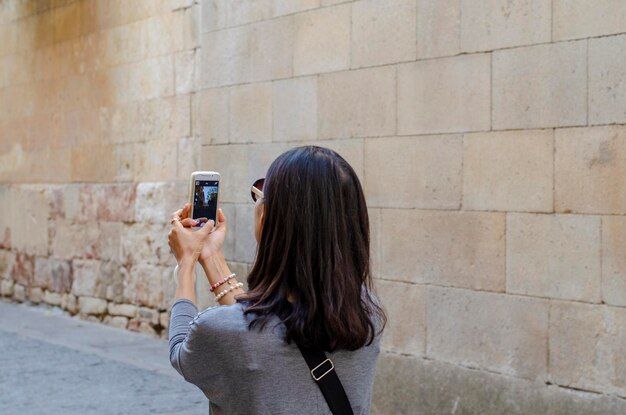 Touriste photographiant les rues de la ville de Salamanque