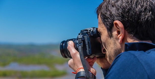 Le touriste photographie la mise au point sélective du paysage