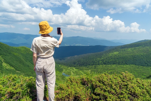 Une touriste photographie le panorama des montagnes et du lac Beau paysage de montagne