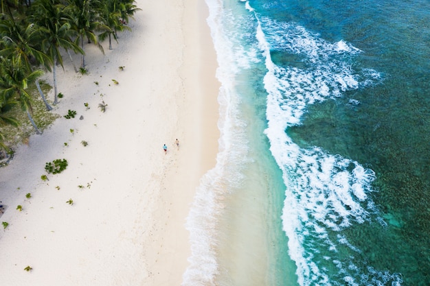 Touriste sur une plage tropicale aux Philippines