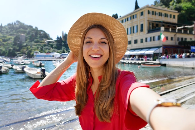Touriste de Portofino prenant une photo de selfie sur la célèbre destination de luxe attraction touristique européenne en Italie Jeune femme en vacances