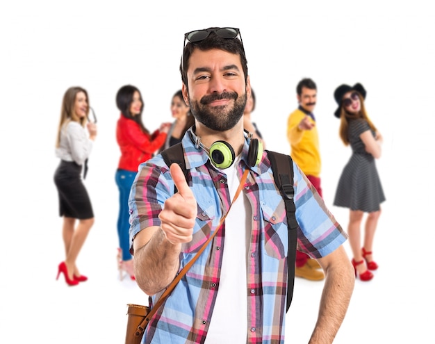 Touriste avec le pouce vers le haut