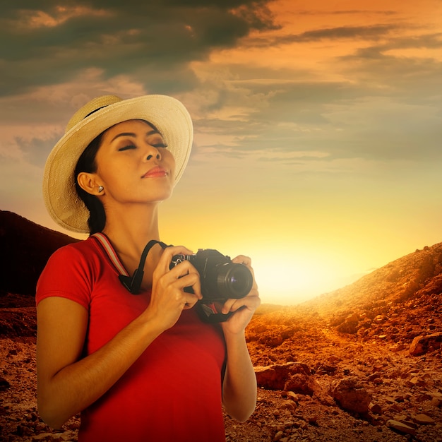 Un touriste prenant une photo avec un appareil photo