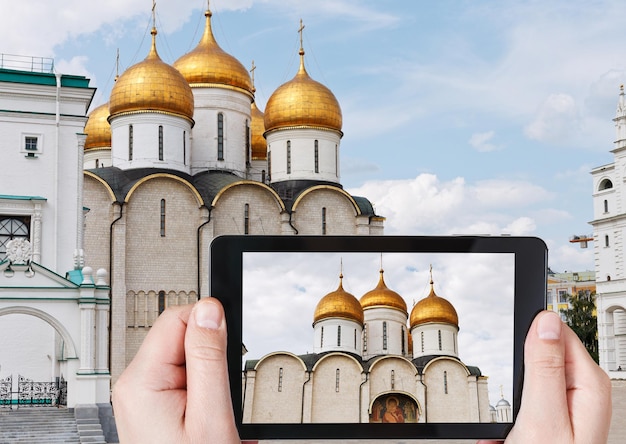 Touriste prenant une photo de la cathédrale de la Dormition