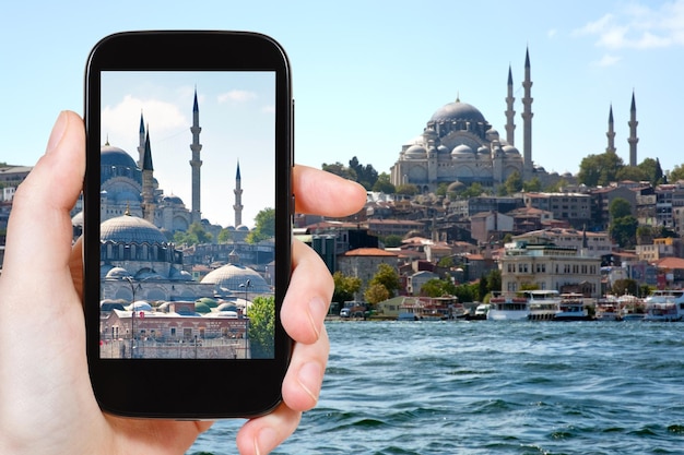 Touriste prenant la photo d'horizon d'Istanbul